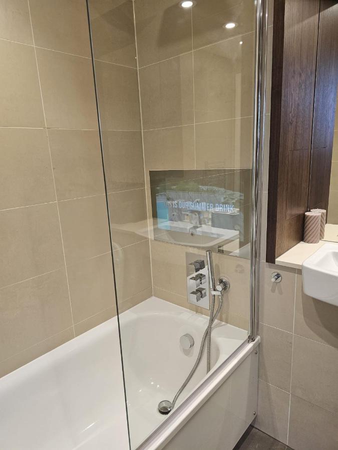 2 Bed Luxurious Apartments Canary Wharf London Exterior photo