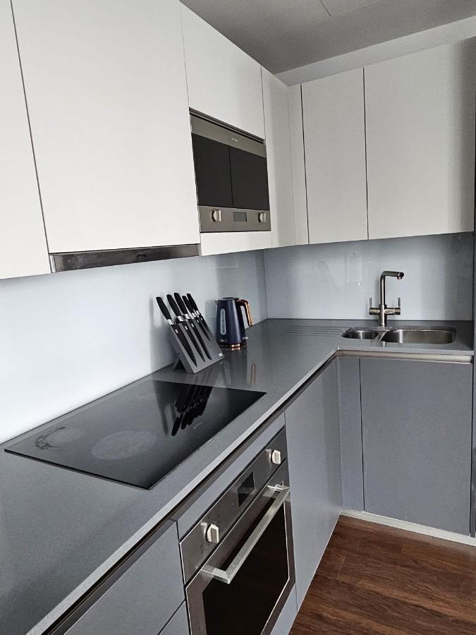 2 Bed Luxurious Apartments Canary Wharf London Exterior photo