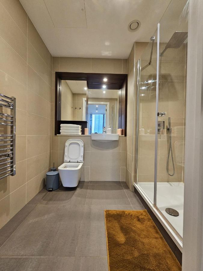 2 Bed Luxurious Apartments Canary Wharf London Exterior photo
